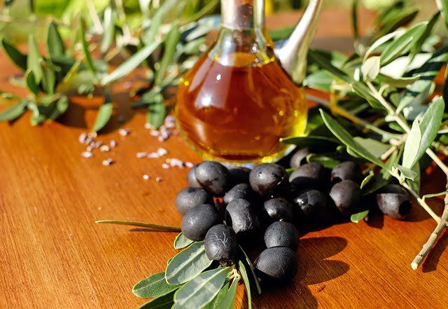 Can Chickens Eat Black Olives